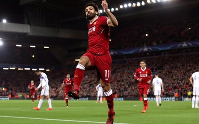 冠竞电竞快讯-久保建英赛后和队友拥抱庆祝