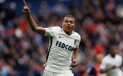 冠竞电竞动态-克瓦拉茨赫利亚进球后感谢医疗团队